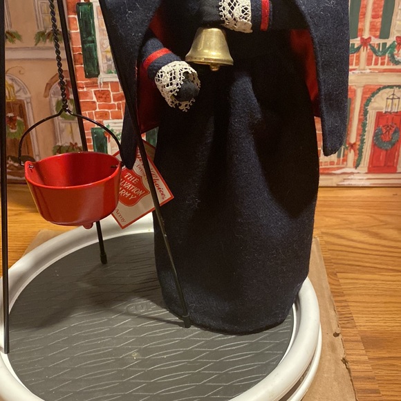 Byers’ Choice Ltd. Woman Bell Ringer With Kettle. - Picture 6 of 17